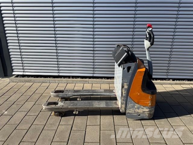 Still EXU 16 Järelkäidavad virnastajad
