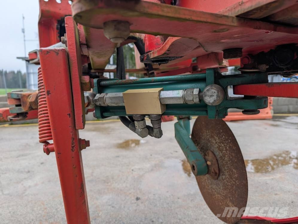 Kverneland AD85 Variomat 4-siipinen / Hydraulinen viilunsäätö محاريث تقليدية