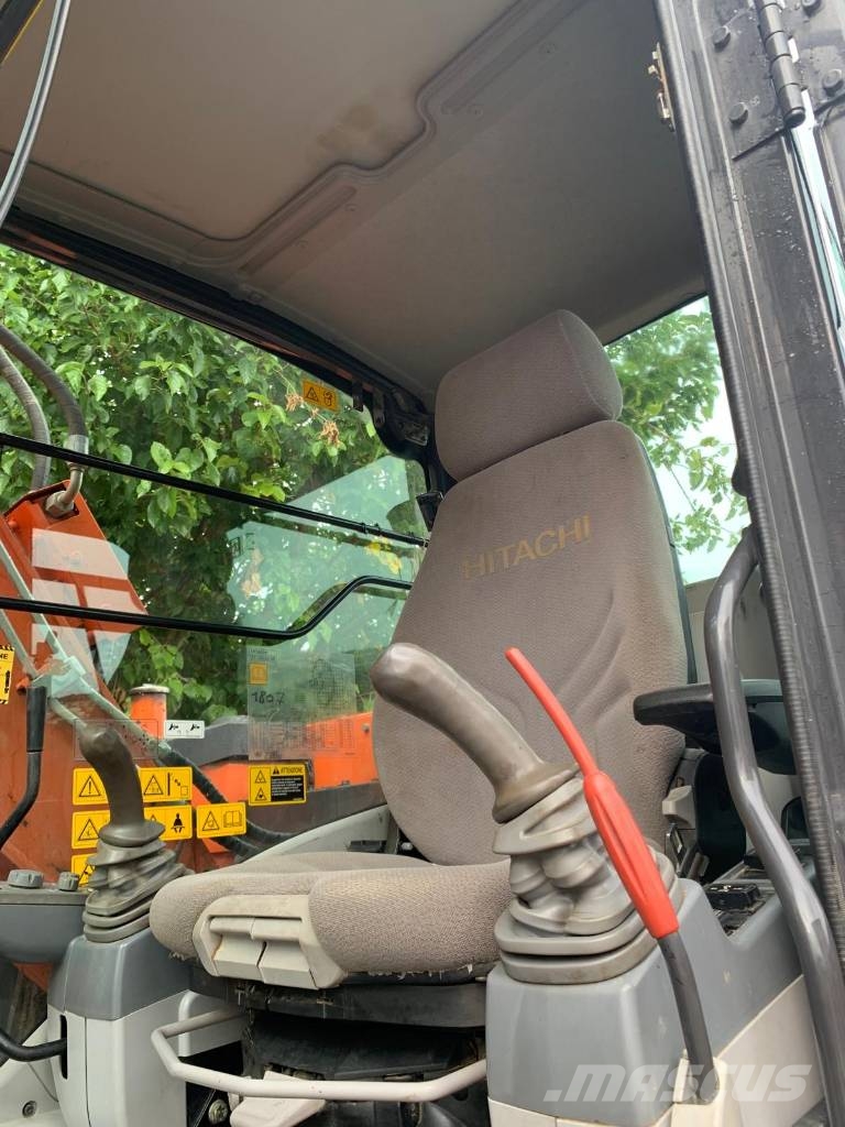 Hitachi ZX 135 US 5-B Гусеничні екскаватори