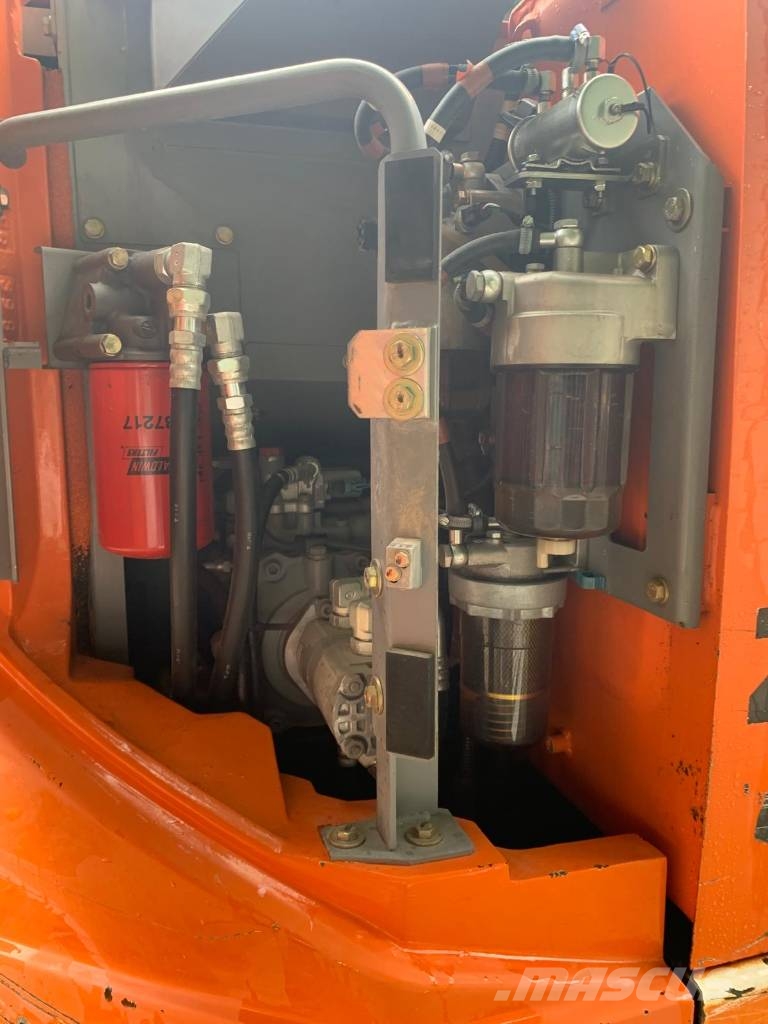 Hitachi ZX 135 US 5-B Гусеничні екскаватори