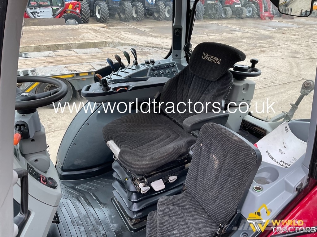 Valtra N 124 트랙터