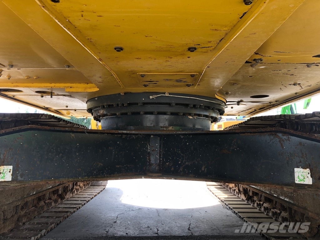 Komatsu PC210LC-11 حفارات زحافة