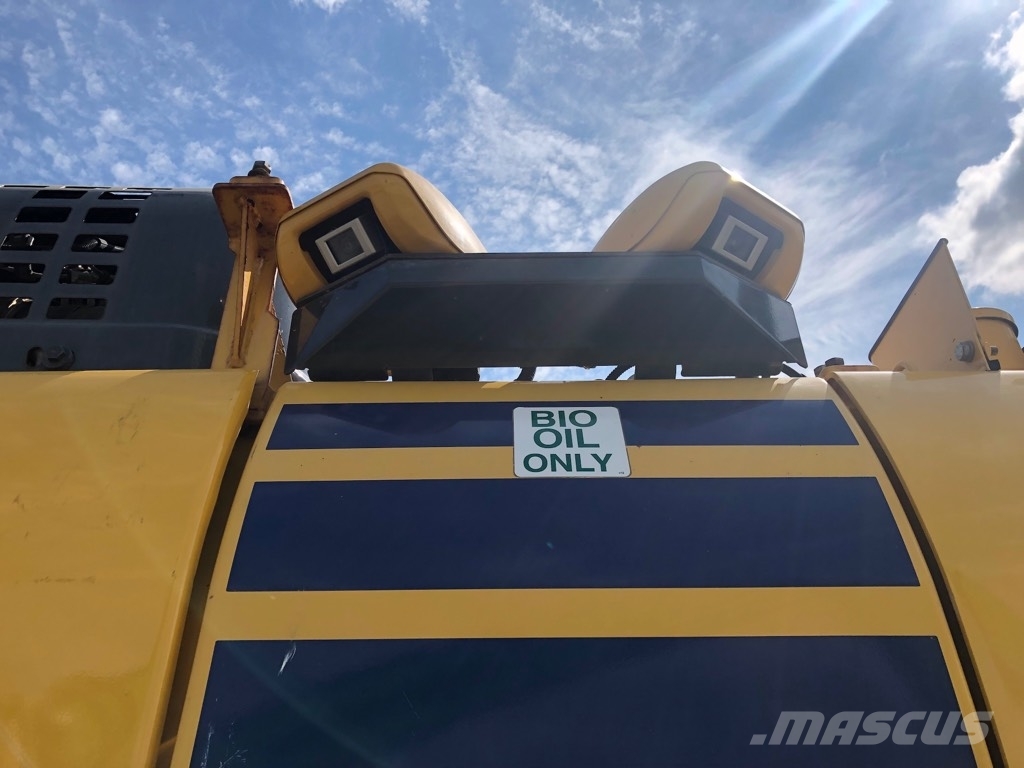 Komatsu PC210LC-11 حفارات زحافة