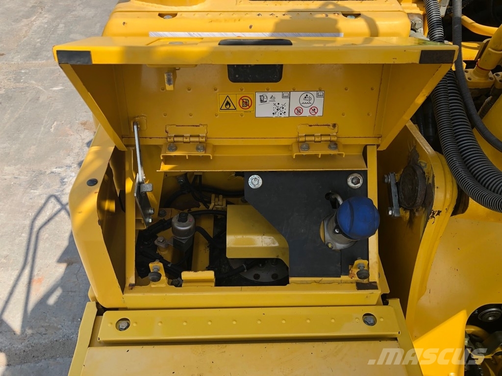 Komatsu PC210LC-11 حفارات زحافة