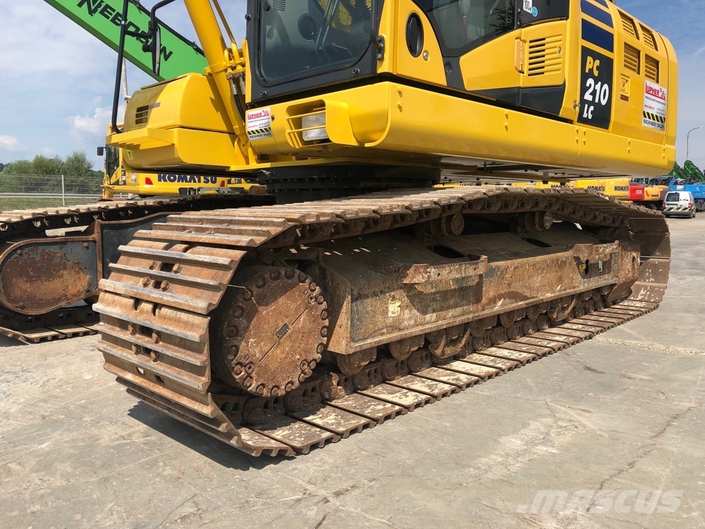 Komatsu PC210LC-11 حفارات زحافة