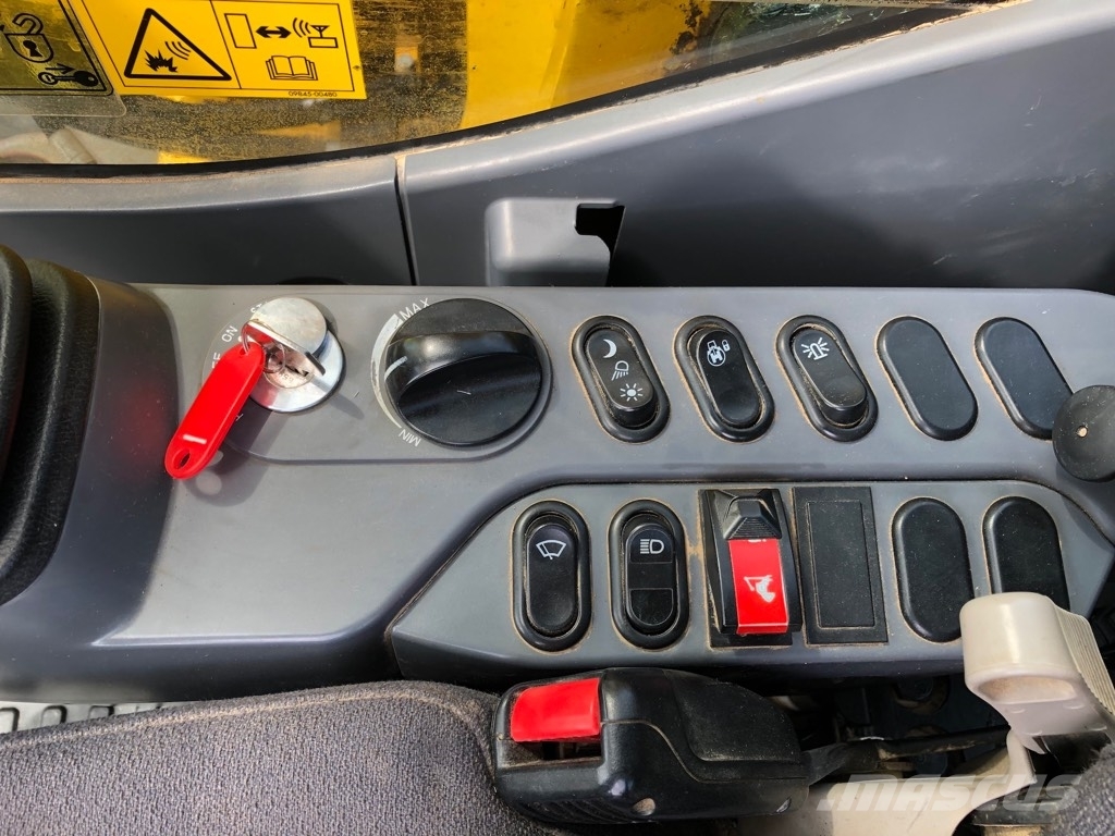 Komatsu PC210LC-11 حفارات زحافة