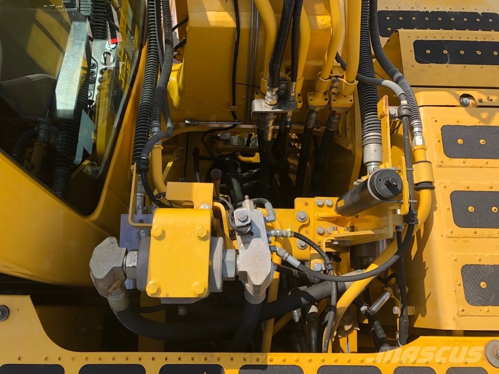 Komatsu PC210LC-11 حفارات زحافة