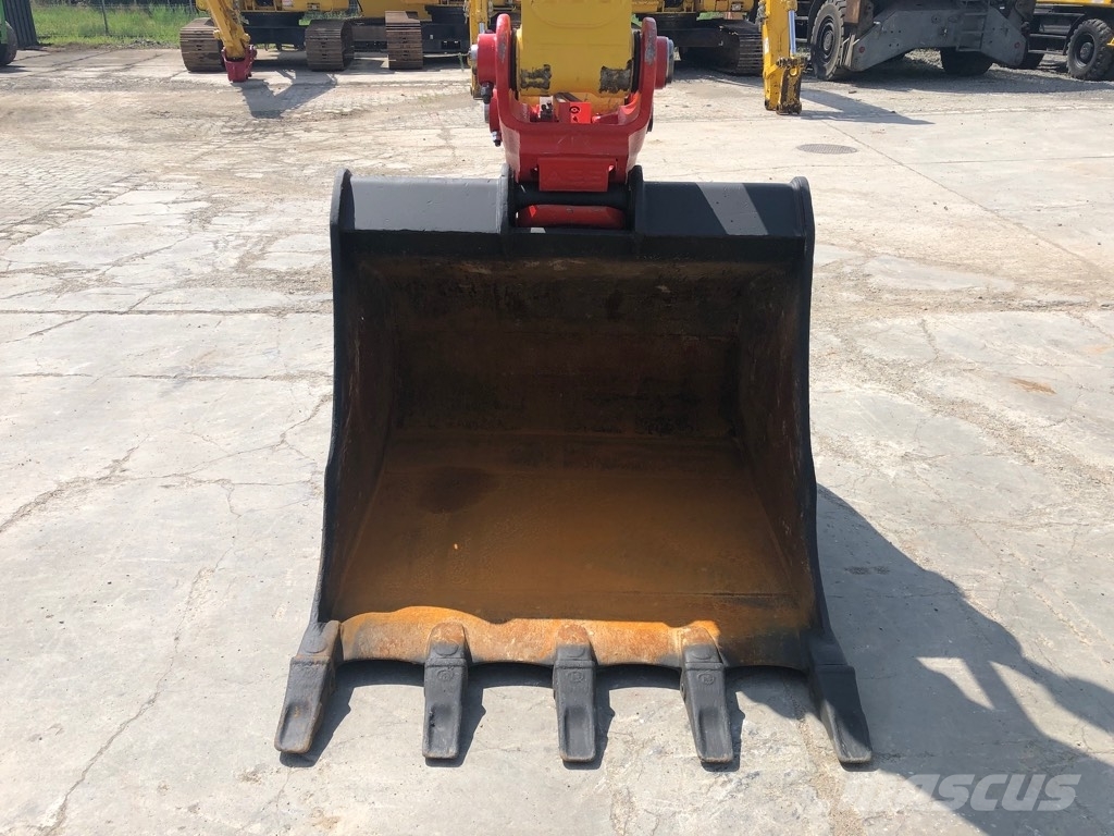 Komatsu PC210LC-11 حفارات زحافة