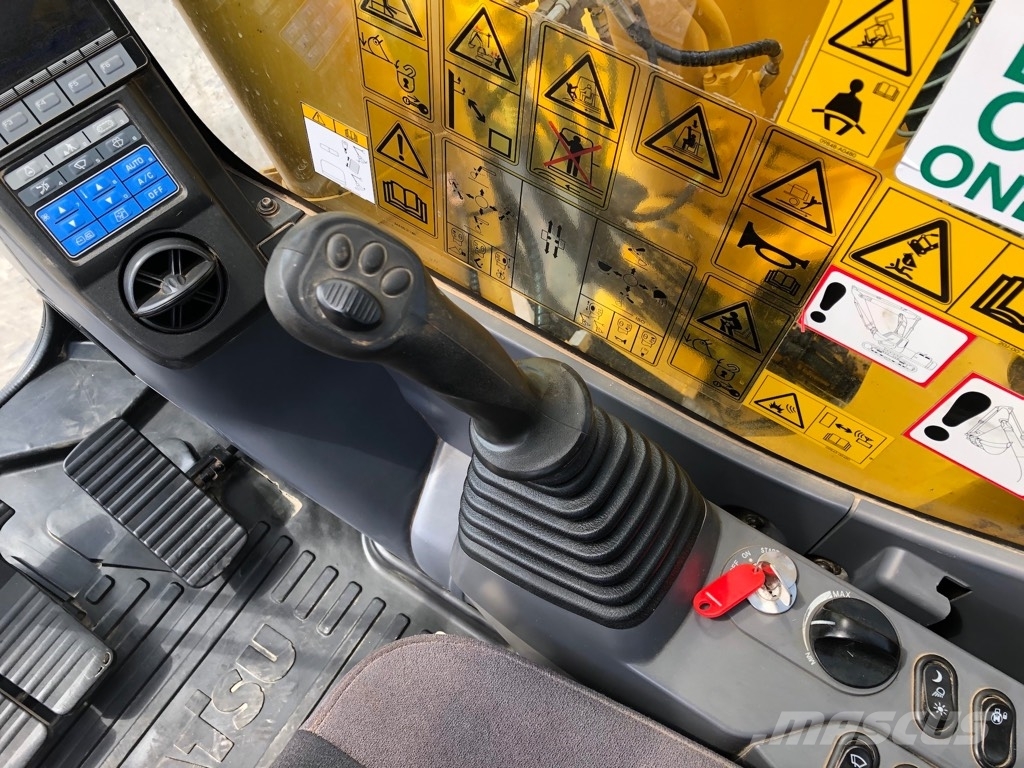Komatsu PC210LC-11 حفارات زحافة