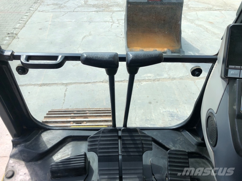 Komatsu PC210LC-11 حفارات زحافة