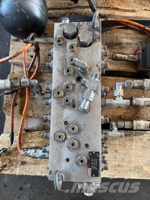 Liebherr R 906 PILOT VALVE BLOCK COMPLET Hydraulik