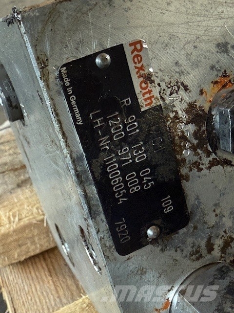 Liebherr R 906 PILOT VALVE BLOCK COMPLET Hydraulik