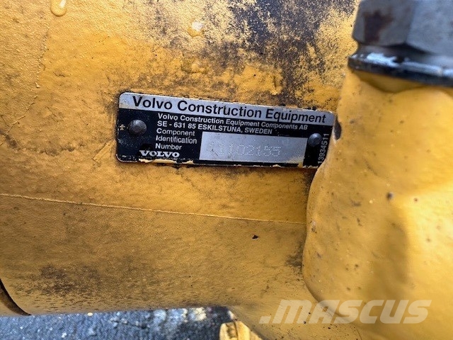Volvo L 220 D oś napędowa komplet/ axles complet محور العجلة