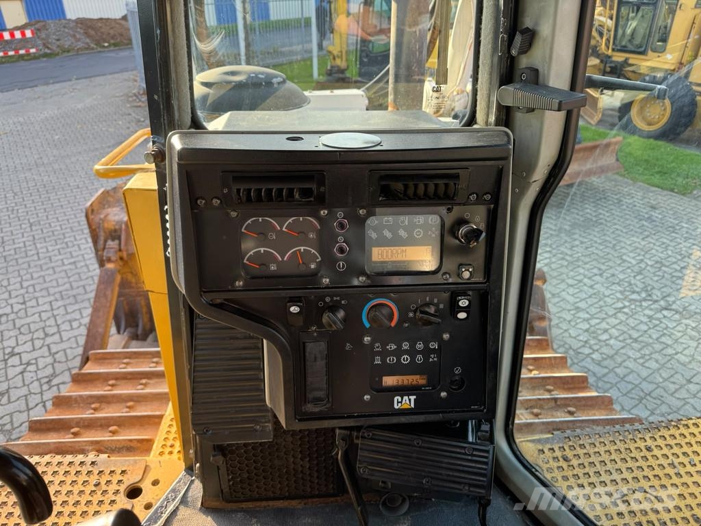 CAT D6T . Buldožeri gusjeničari