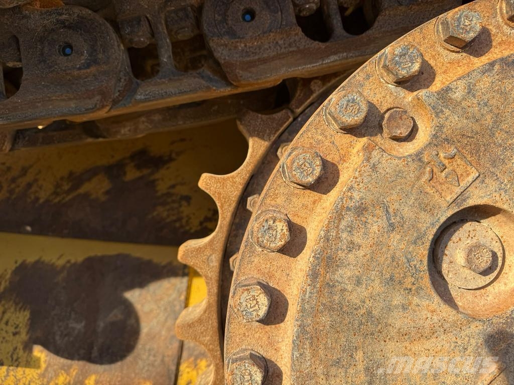 CAT D6T . Buldožeri gusjeničari