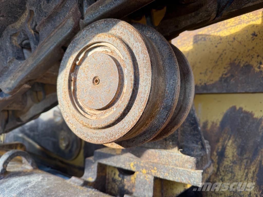 CAT D6T . Kāpurķēžu buldozeri