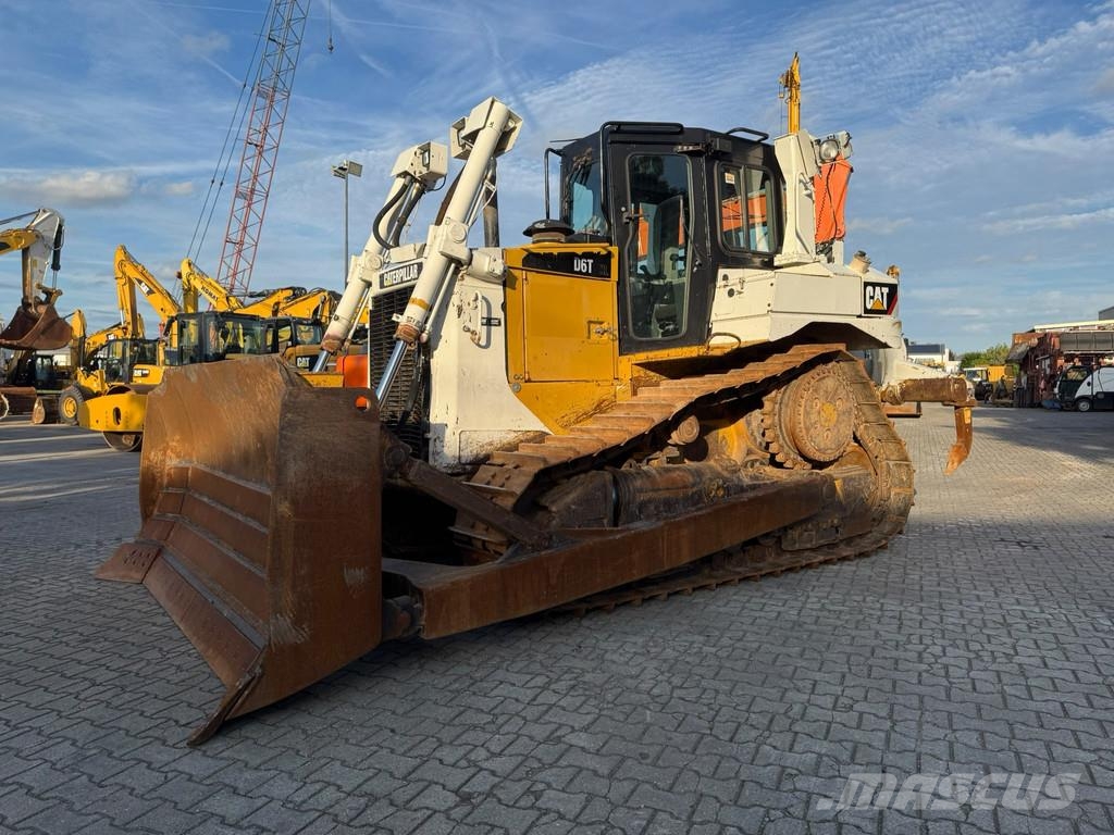 CAT D6T . Buldožeri gusjeničari