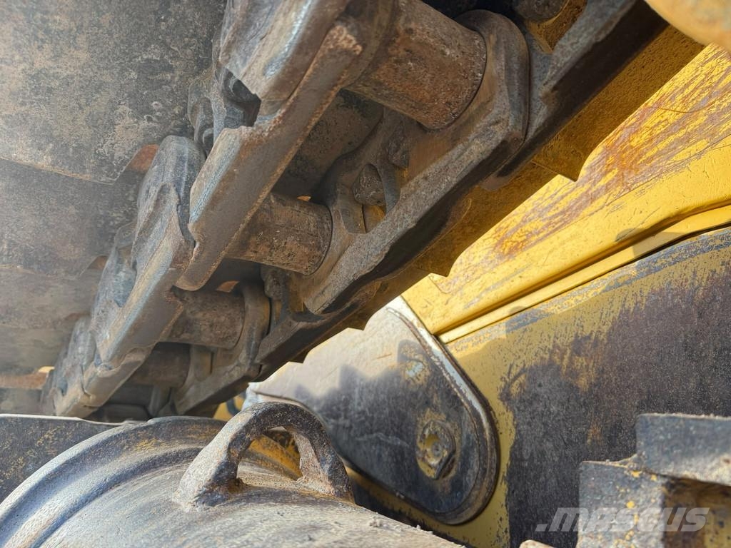 CAT D6T . Buldožeri gusjeničari