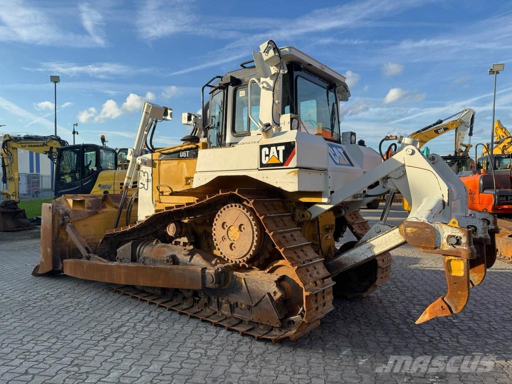 CAT D6T . Buldožeri gusjeničari