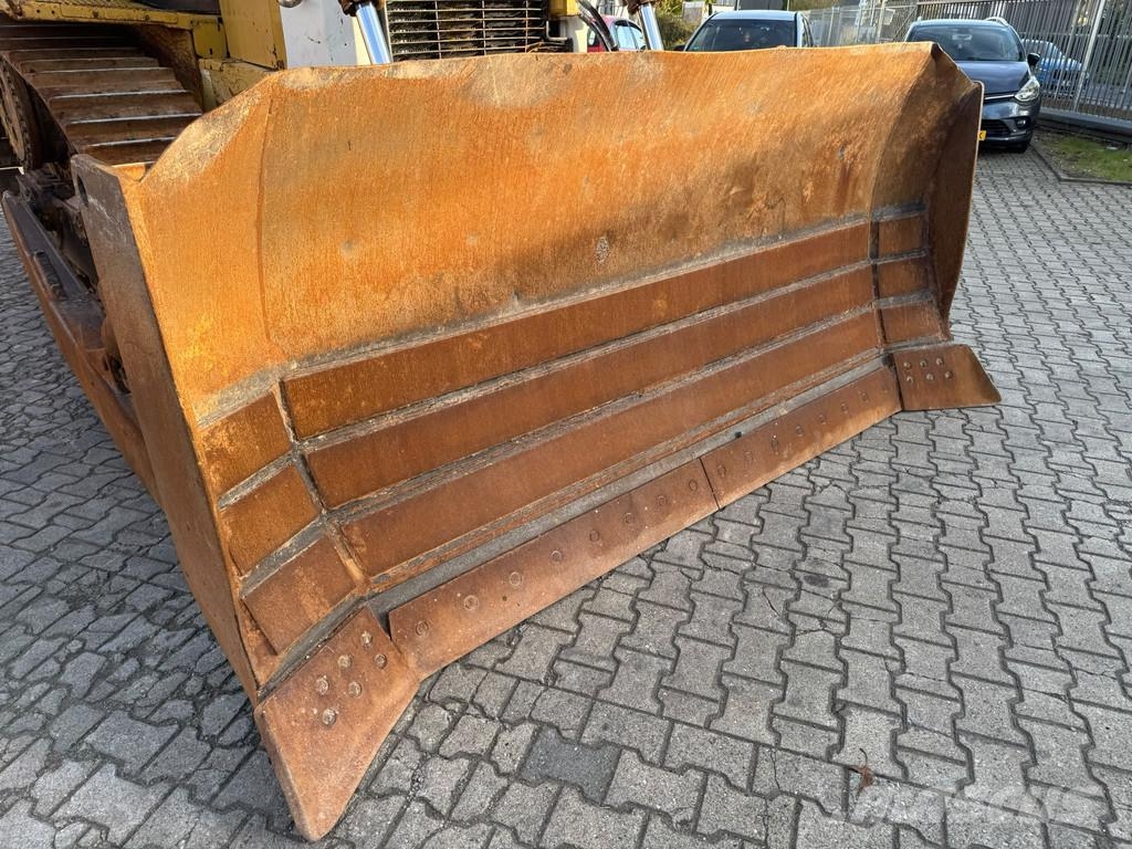 CAT D6T . Buldožeri gusjeničari