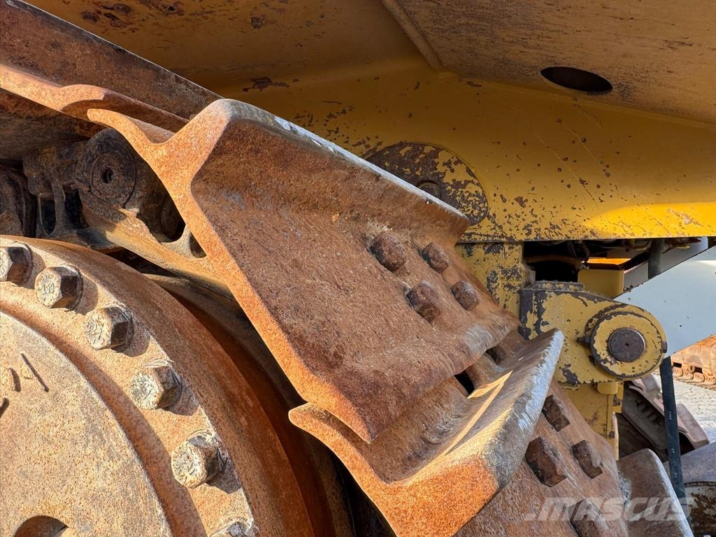 CAT D6T . Kāpurķēžu buldozeri