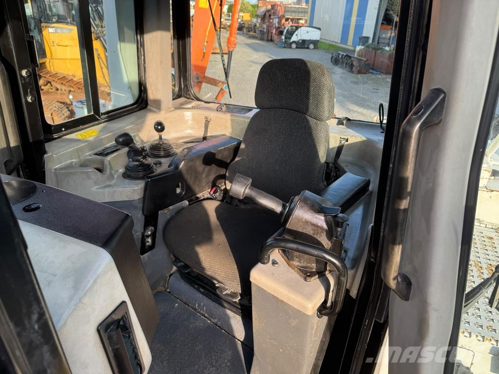 CAT D6T . Kāpurķēžu buldozeri