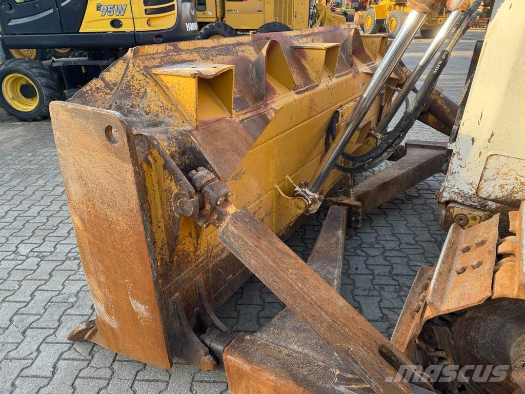 CAT D6T . Buldožeri gusjeničari