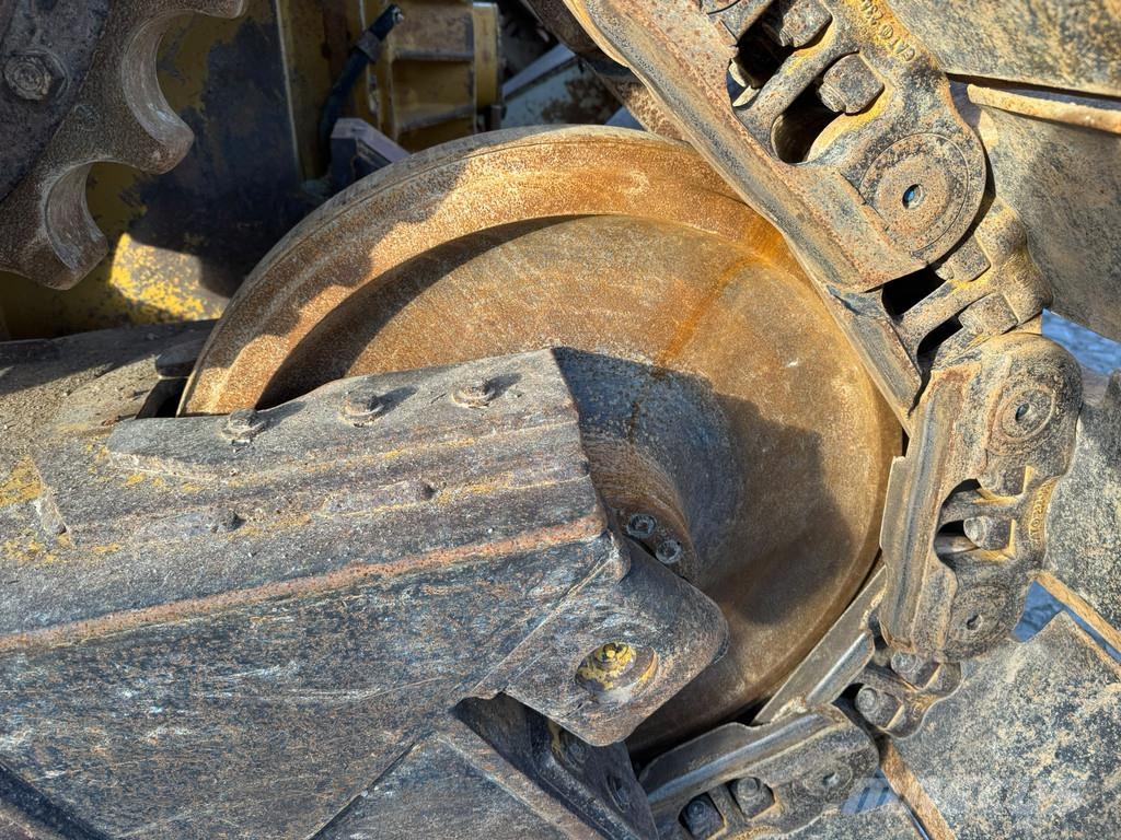 CAT D6T . Kāpurķēžu buldozeri