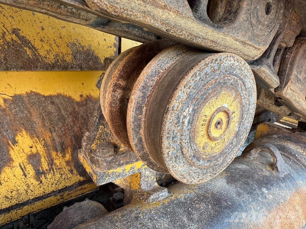 CAT D6T . Kāpurķēžu buldozeri