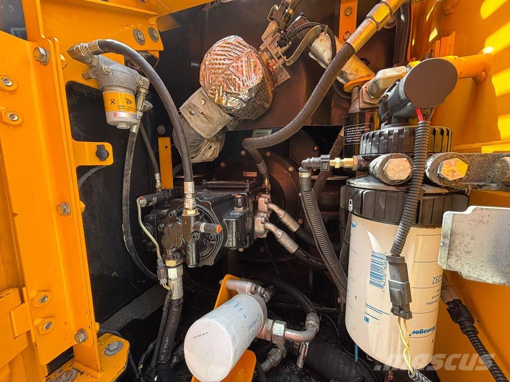 JCB JS 130 LC + T4F Rupsgraafmachines