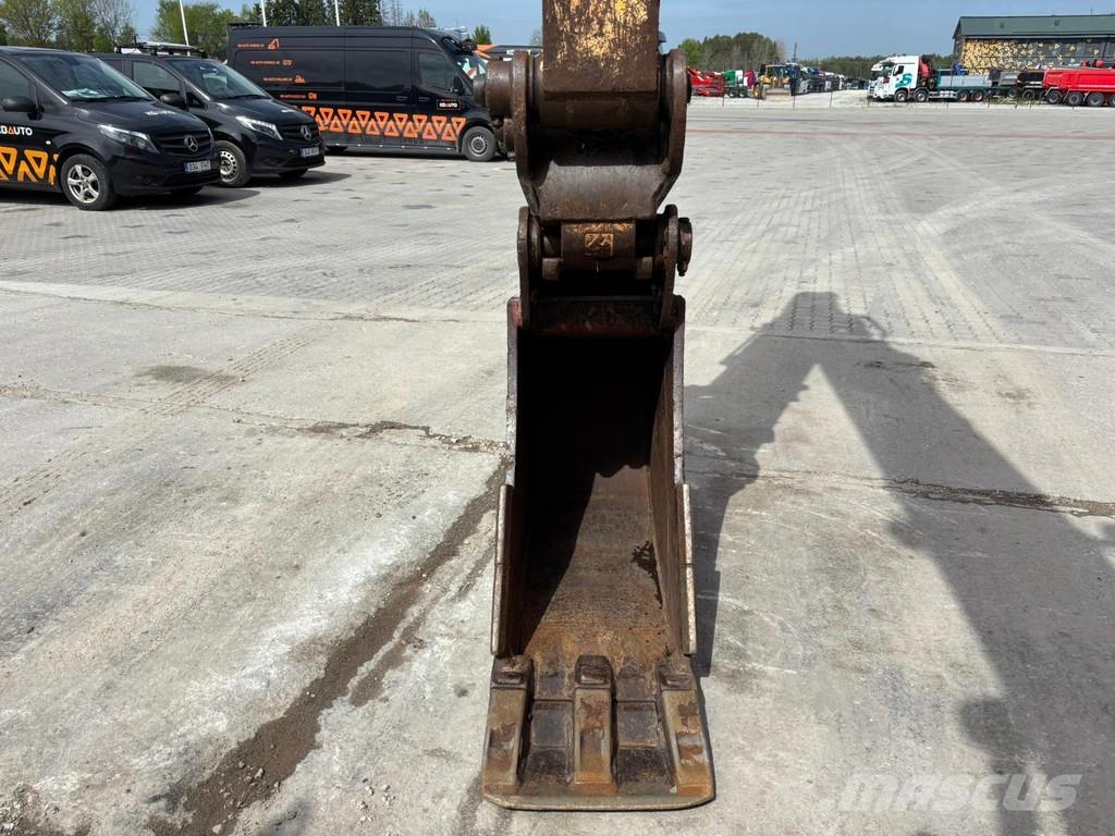 JCB JS 130 LC + T4F Rupsgraafmachines