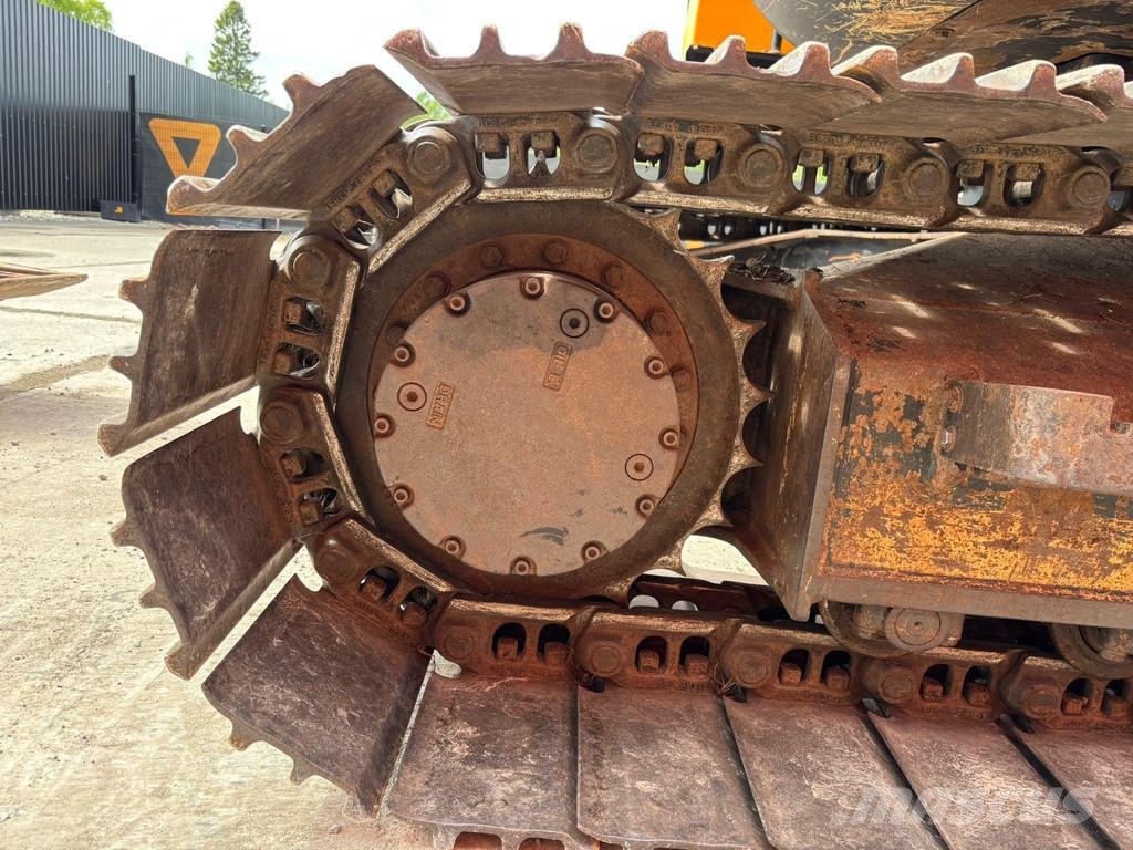 JCB JS 130 LC + T4F Rupsgraafmachines