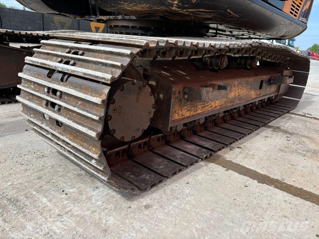 JCB JS 130 LC + T4F Rupsgraafmachines