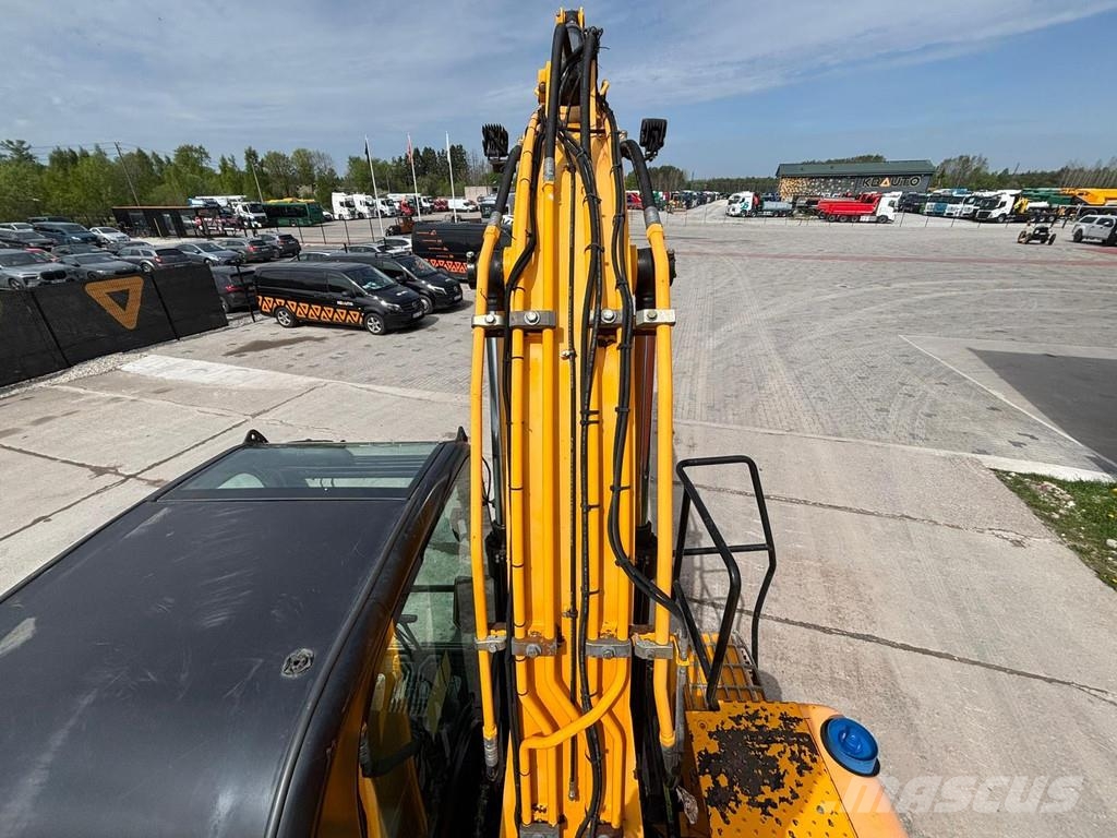 JCB JS 130 LC + T4F Rupsgraafmachines