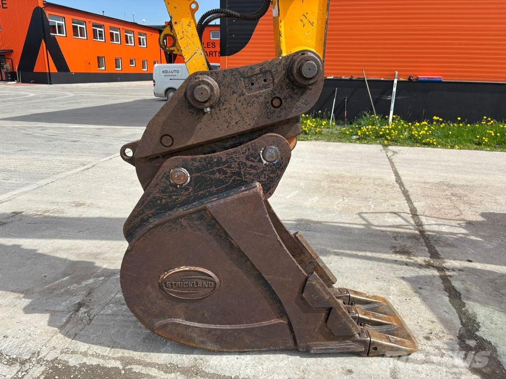 JCB JS 130 LC + T4F Rupsgraafmachines