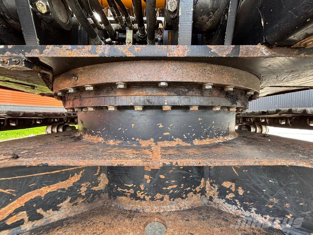 JCB JS 130 LC + T4F Rupsgraafmachines