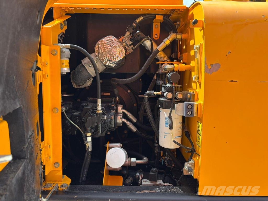 JCB JS 130 LC + T4F Rupsgraafmachines