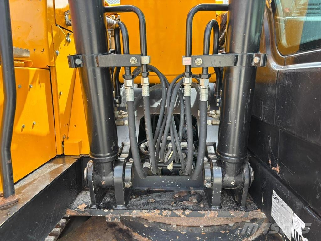 JCB JS 130 LC + T4F Rupsgraafmachines