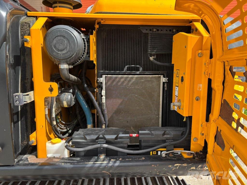 JCB JS 130 LC + T4F Rupsgraafmachines