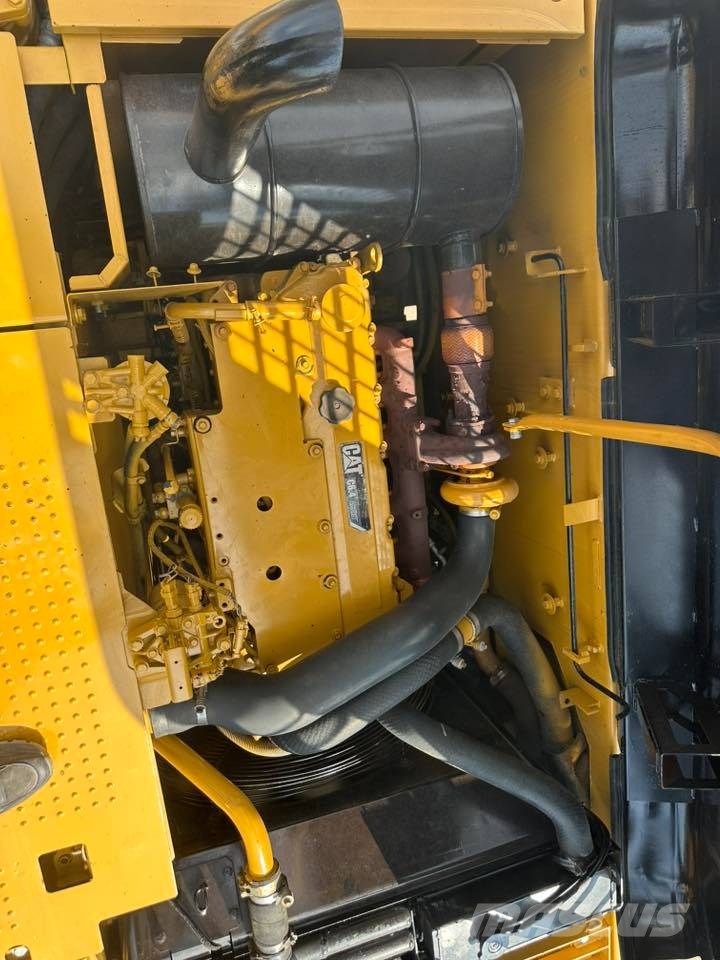 CAT 323 D L 履带挖掘机