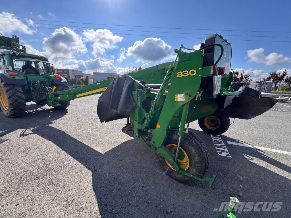 John Deere 830 Kosilice sa postoljem za vuču