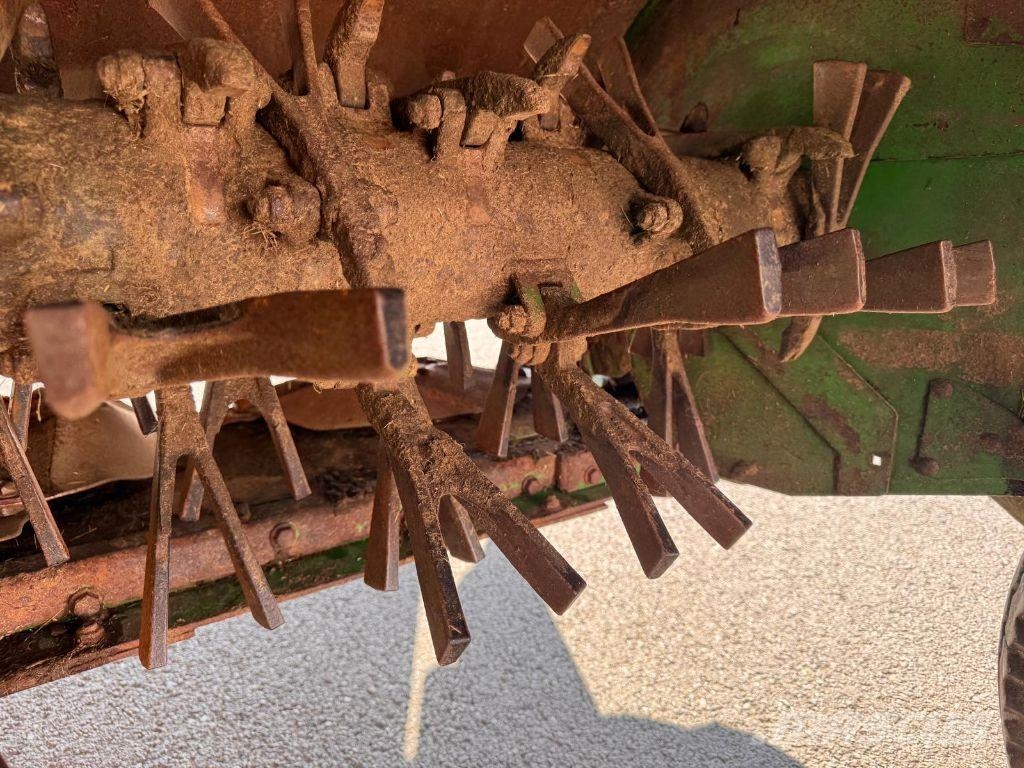 John Deere 830 Kosilice sa postoljem za vuču