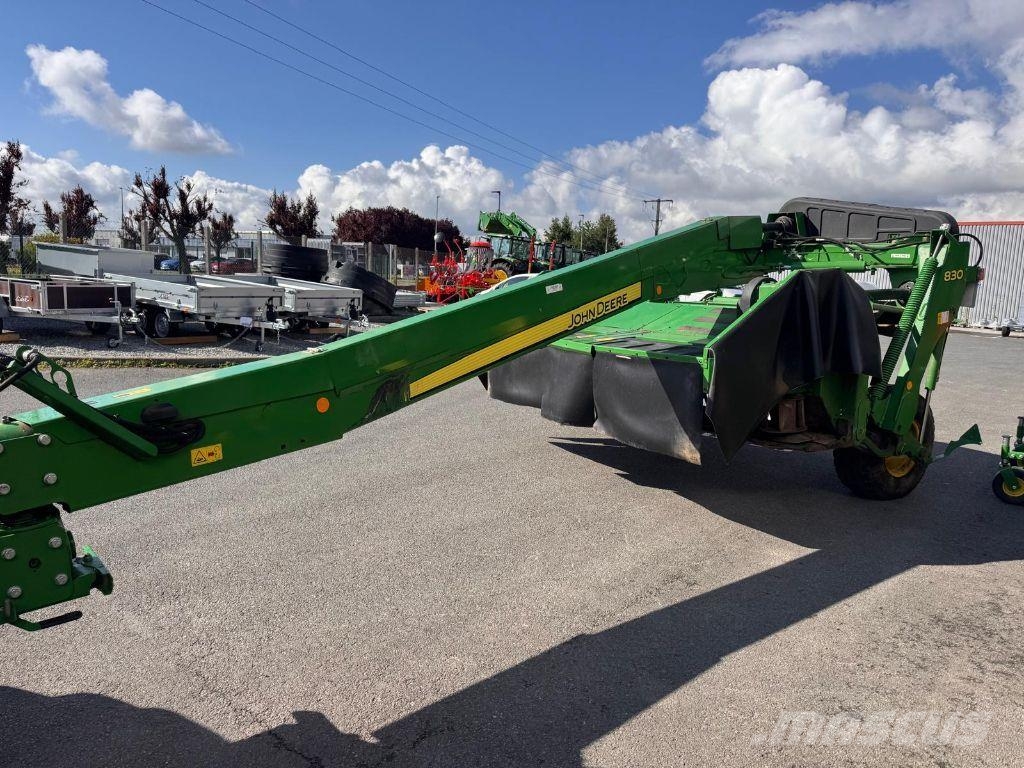 John Deere 830 Kosilice sa postoljem za vuču