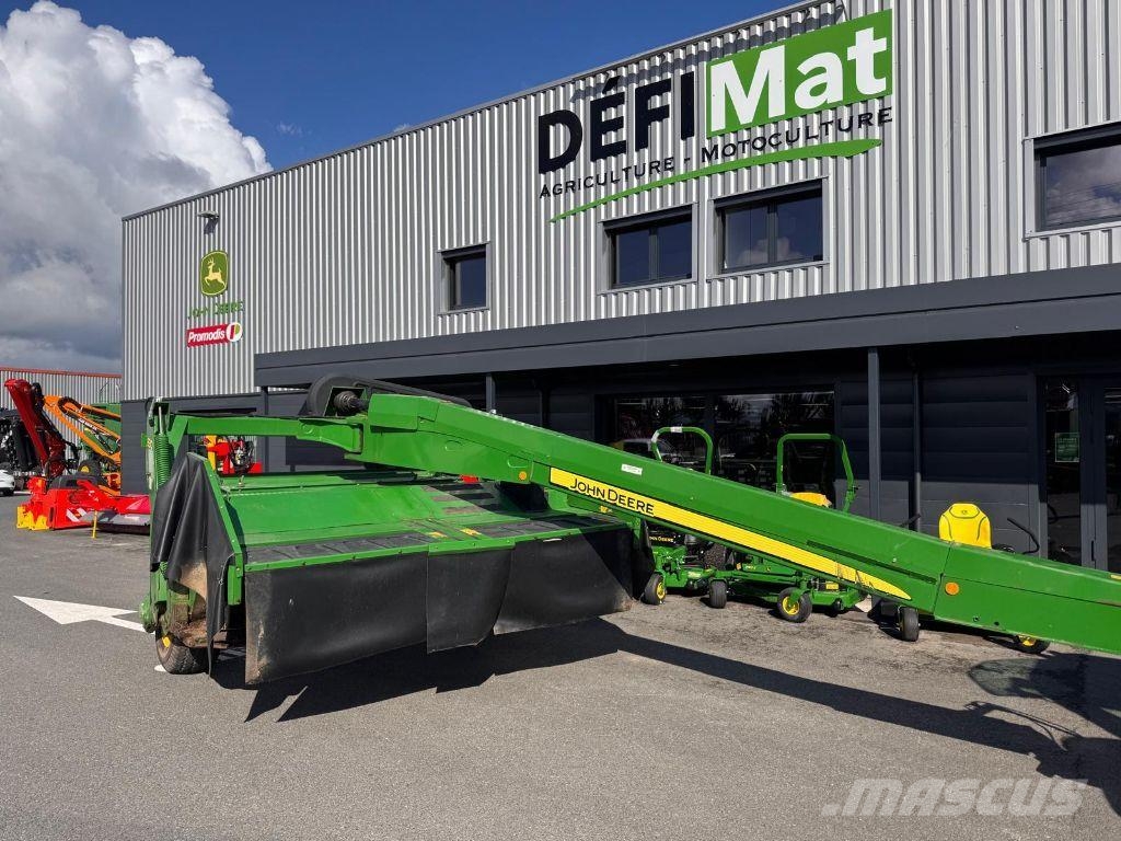 John Deere 830 Gemonteerde en gesleepte maaiers