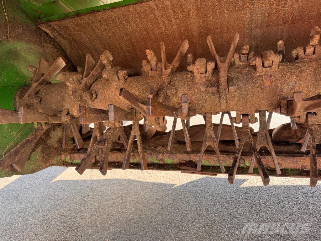 John Deere 830 Kosilice sa postoljem za vuču