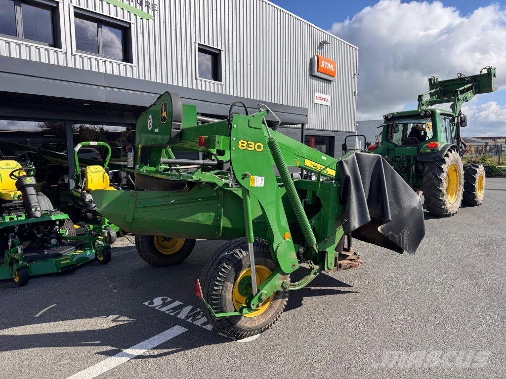 John Deere 830 Kosilice sa postoljem za vuču