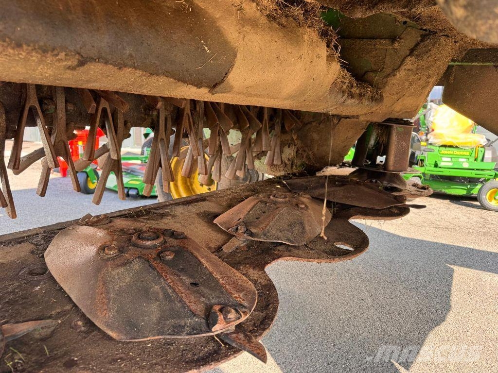 John Deere 830 Gemonteerde en gesleepte maaiers