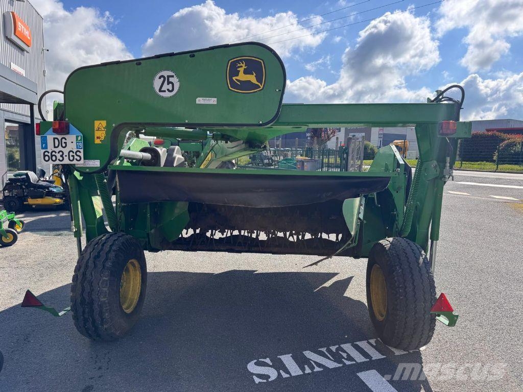 John Deere 830 Gemonteerde en gesleepte maaiers