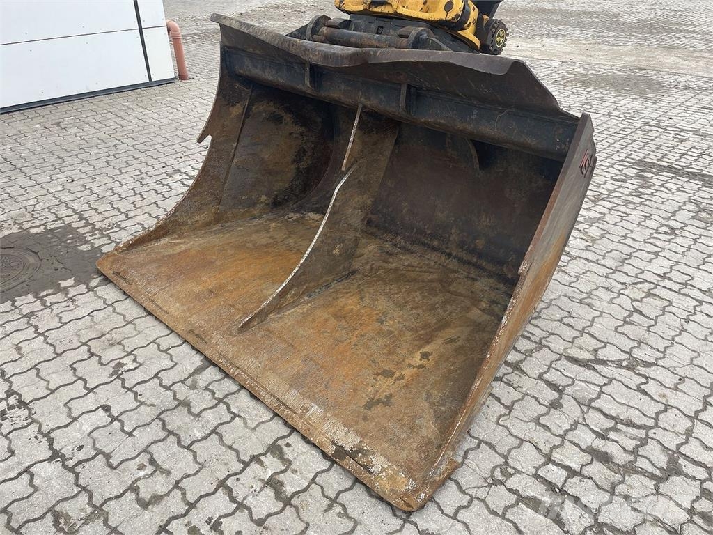 Komatsu HB365LC-3EO Paletli ekskavatörler