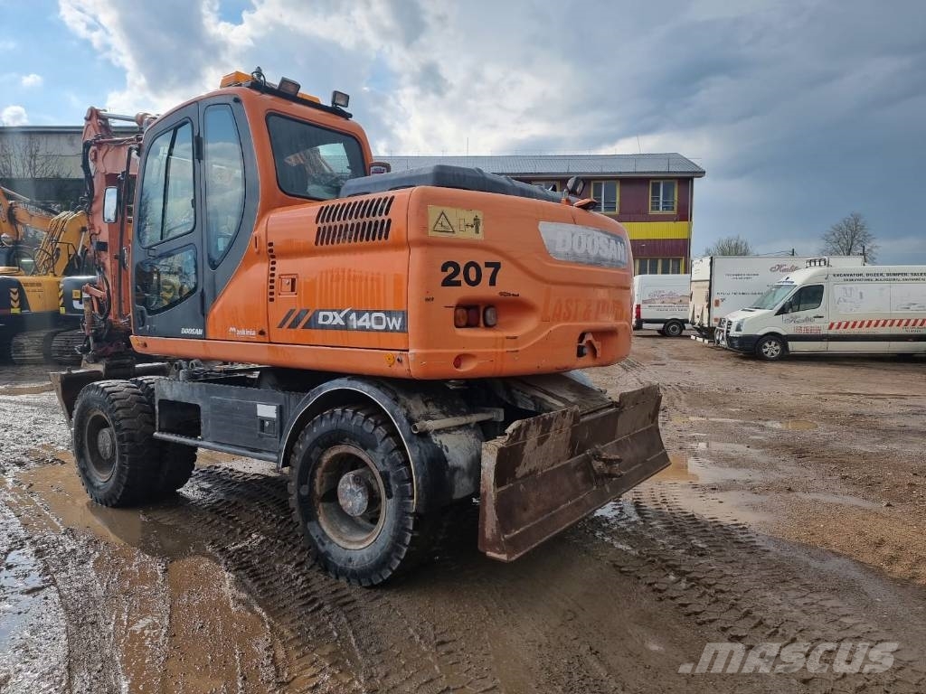 Doosan DX 140 W ROTOTILT Escavatori gommati